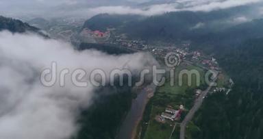 鸟瞰：雾蒙蒙的森林，在横贯喀尔巴阡山脉的城市Mizhgirja<strong>穿云</strong>飞行